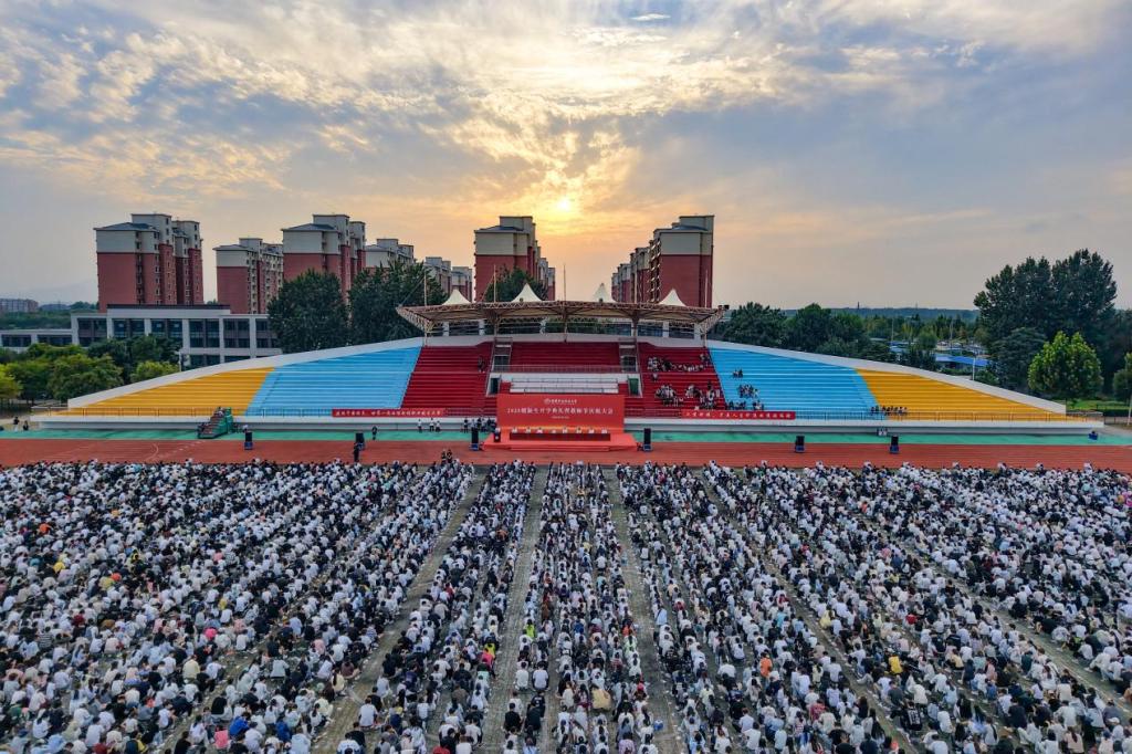 SUNBET申搏2025级新生开学典礼暨教师节庆祝大会隆重举行